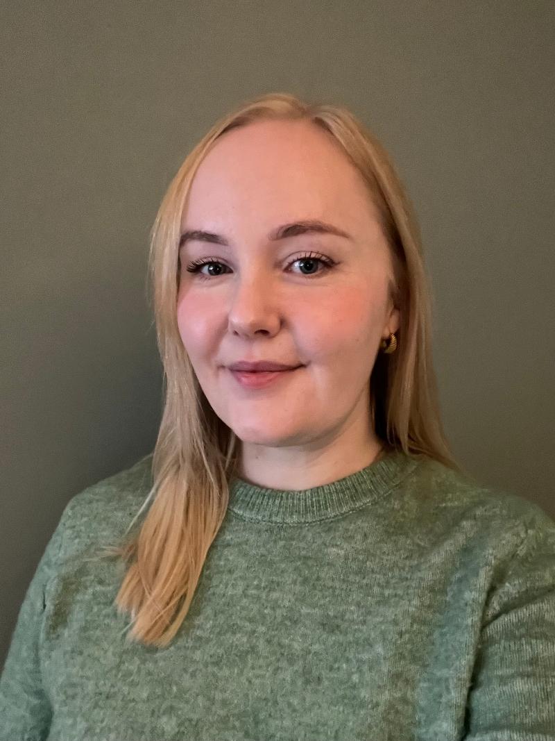 Portrett av lysh&aring;ret kvinne